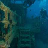 La prua si trova 30 metri sotto il livello dell'acqua ed � raggiungibile fiancheggiando balconate...